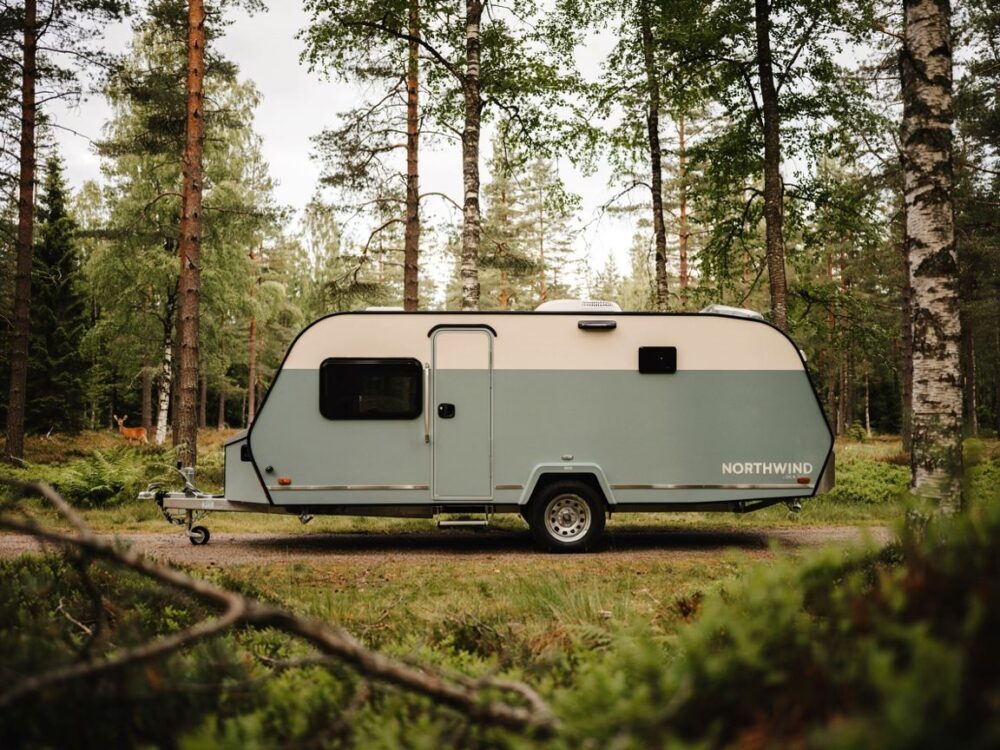 Przyczepa kempingowa na campingu