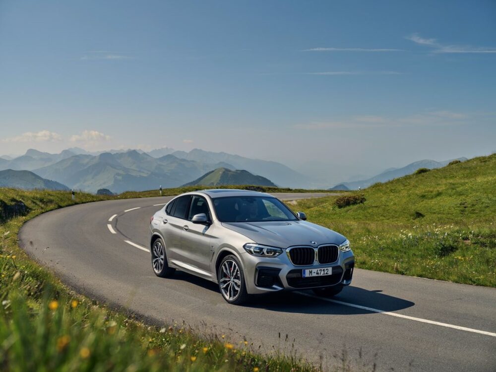 SUV BMW X4 podczas jazdy