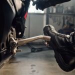 dźwignia zmiany biegów w motocyklu  