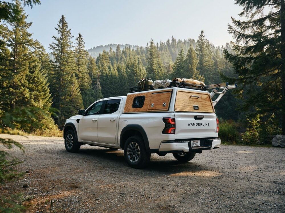 pickup z zabudową kampera na parkingu