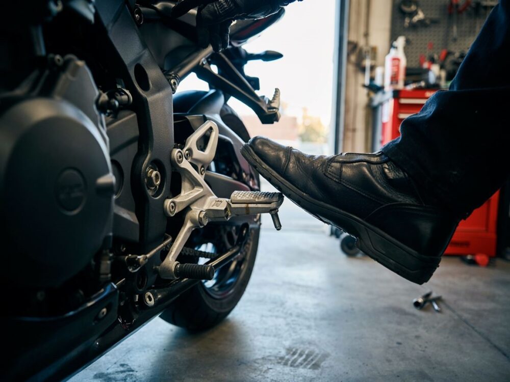 ręka kierowcy na manetce motocyklowej