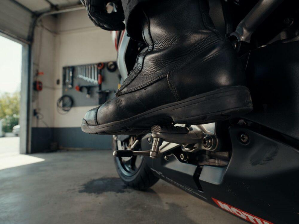 ;stopy na podnóżkach motocyklowych
